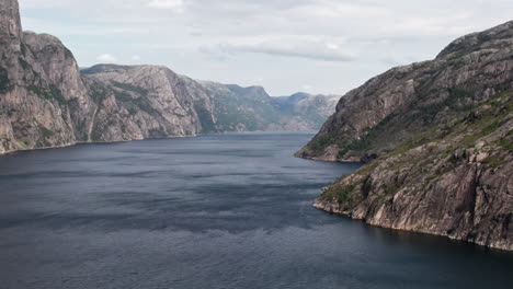 fotografía aérea, panorámica lateral sobre las amplias aguas azotadas por el viento de lysefjord, noruega