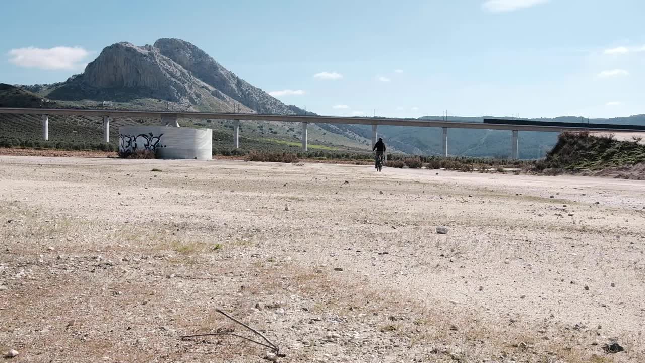 맑고 푸른 하늘을 배경으로 언덕이 많은 풍경에서 자전거 타기
