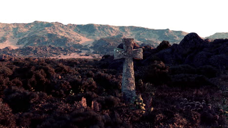 cruz de piedra en un paisaje de montaña