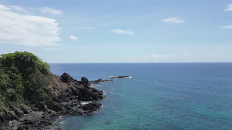 Felsiger-Basaltfelsen-An-Der-Ecke-Von-Nacpan-Beach,-El-Nido,-Philippinen