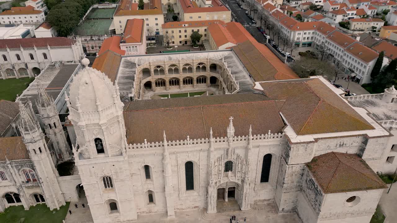 Carrellata aerea e ripresa in tilt del bellissimo Monastero dos Jerónimos a Lisbona.