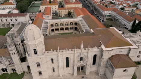 Luftaufnahme-Und-Neigbare-Aufnahme-Des-Wunderschönen-Jerónimos-Klosters-In-Lissabon