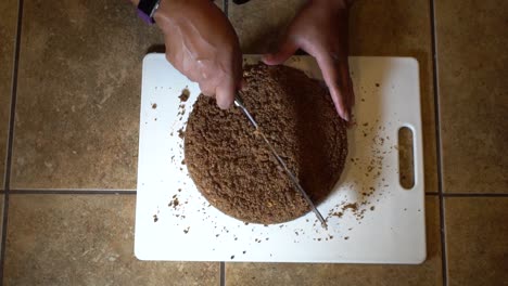 mujer cortando pastel de chocolate, cerca de la cabeza a cámara lenta