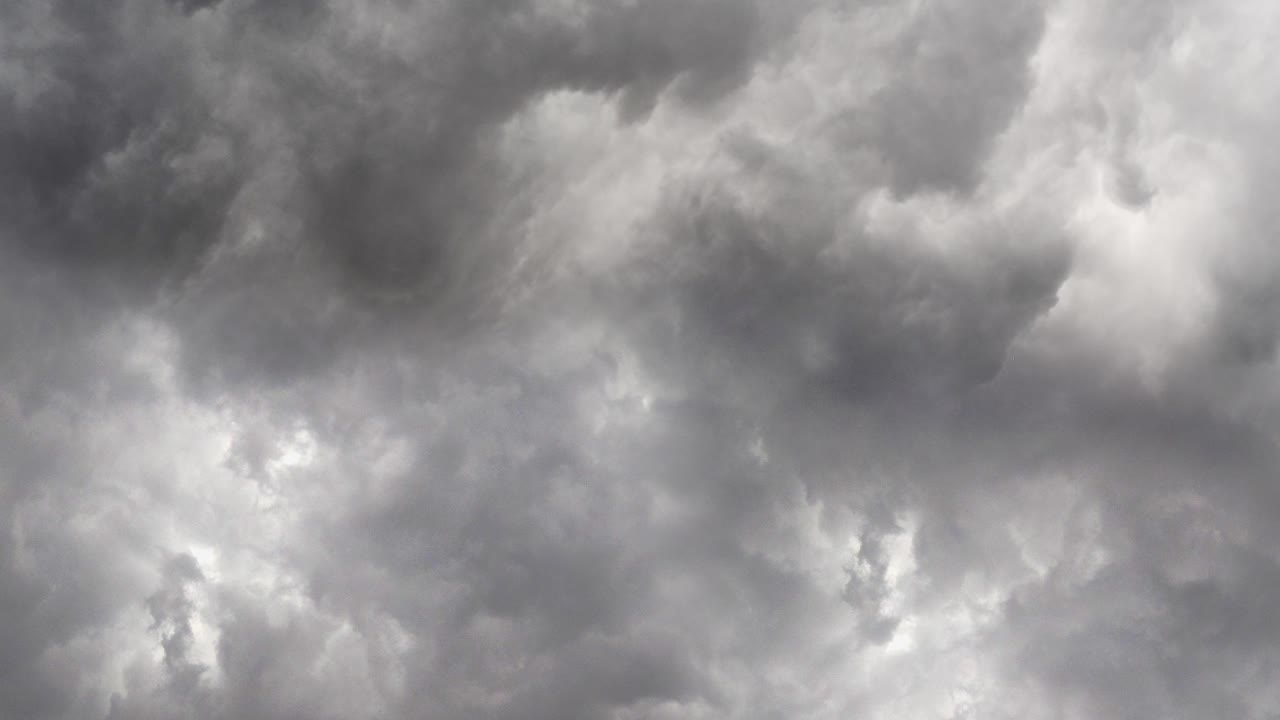 하늘에서 뇌우의 4k 배경 보기