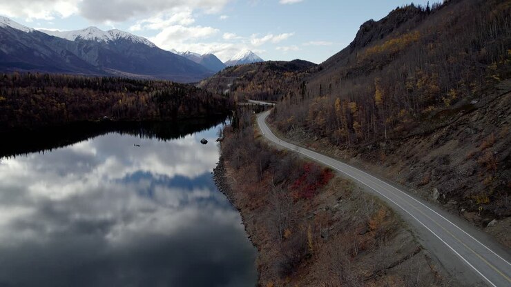 Video aereo 4k a 30 fps del Lago Long in Alaska.