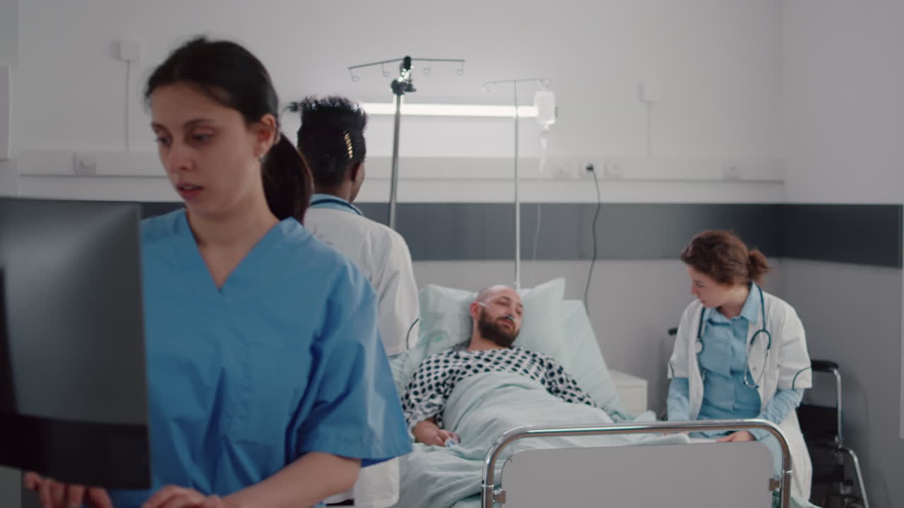 asistente médico síntoma de la enfermedad de tipificación mientras los médicos especialistas monitorean al enfermo