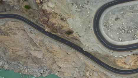 Vista-Aérea-De-Pájaro-De-La-Sinuosa-Carretera-Jaglot-Skardu---Jsr-Que-Conecta-La-Región-De-Gilgit-Con-Baltistan-Región-De-Gilgit-Baltistan