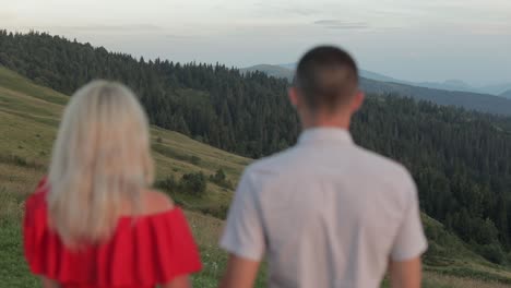 una pareja encantadora juntos cerca de las montañas. relación y amor