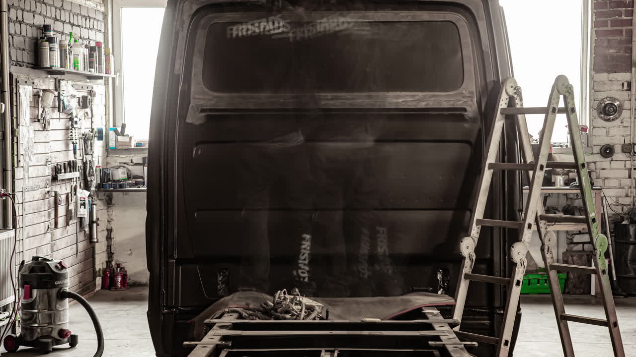 빈티지 밴을 재건하고 복원하는 남자 - 흑백 시간 경과