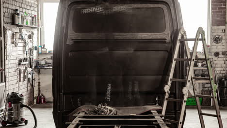 hombre reconstruyendo y restaurando una camioneta vintage - lapso de tiempo en blanco y negro