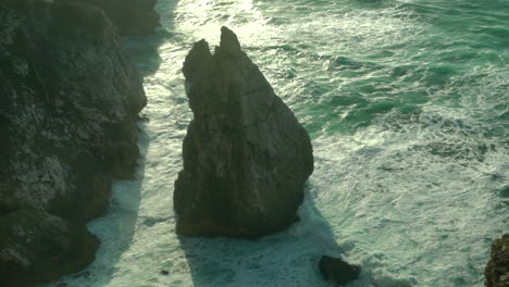 Olas-Rompiendo-En-Los-Acantilados-De-Sintra,-Portugal