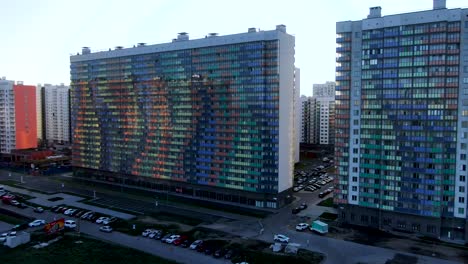 edificio de apartamentos moderno en el paisaje urbano