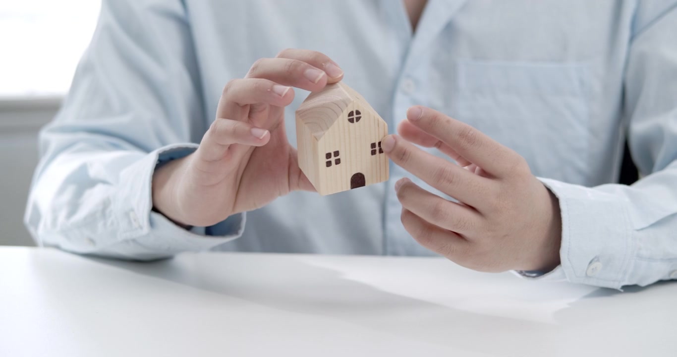 Descubra la importancia de la propiedad de vivienda a través de un toque personal en un entorno interior sereno que enfatiza la aspiración y el crecimiento