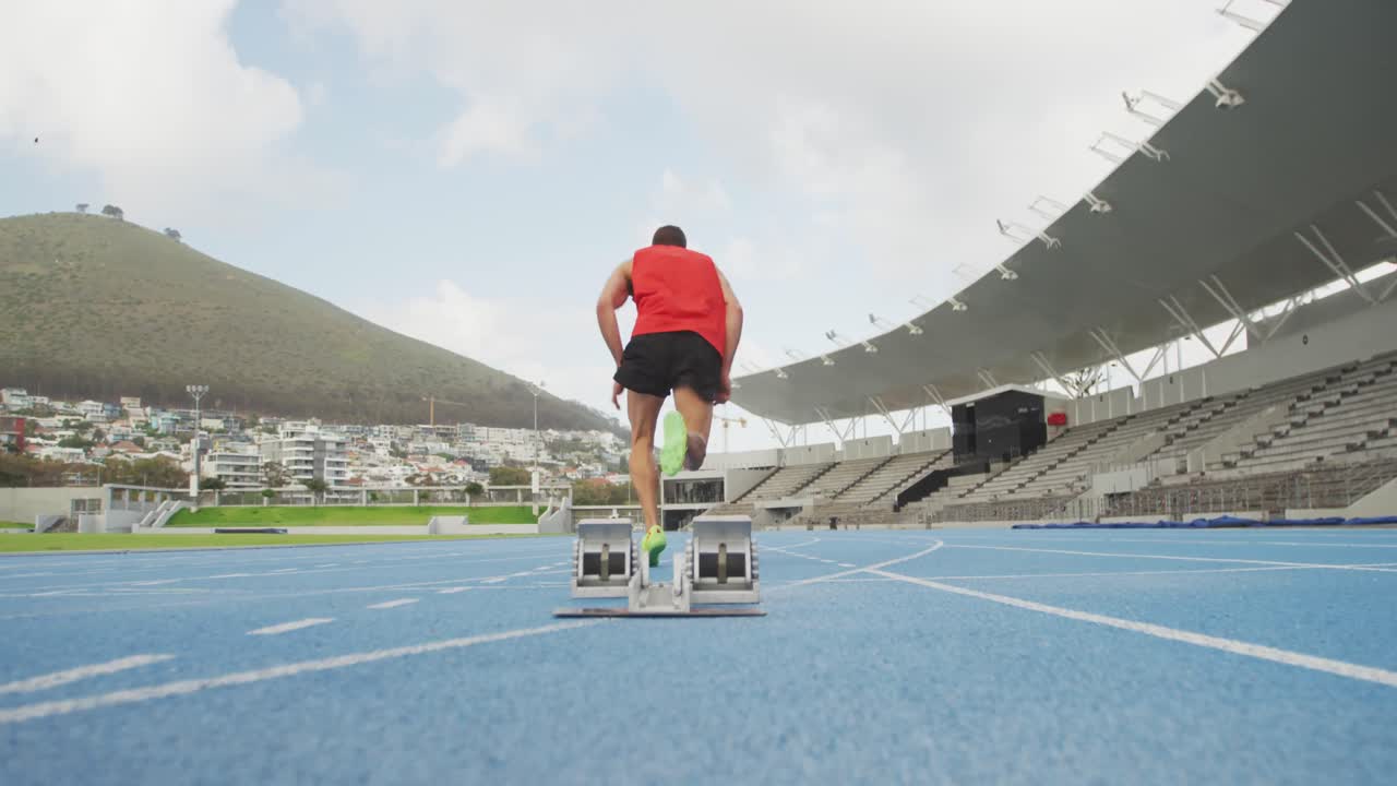 atleta caucásico corriendo en el estadio