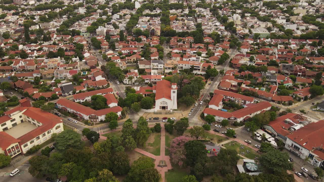 tomada de la órbita de la iglesia de san juan en un parque en el centro de la ciudad de buenos aires, argentina