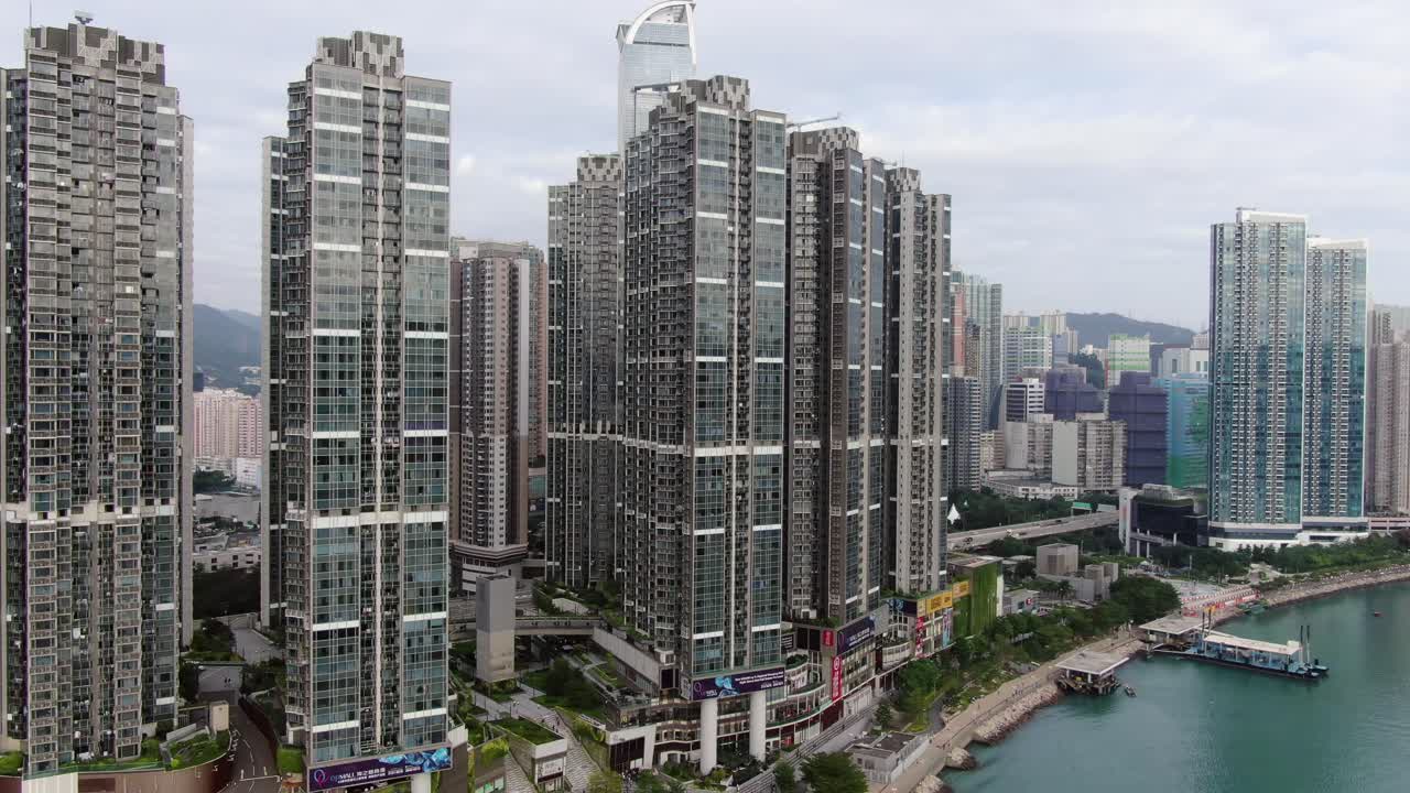 Baía de Hong Kong e linha do horizonte num belo dia, vista aérea.