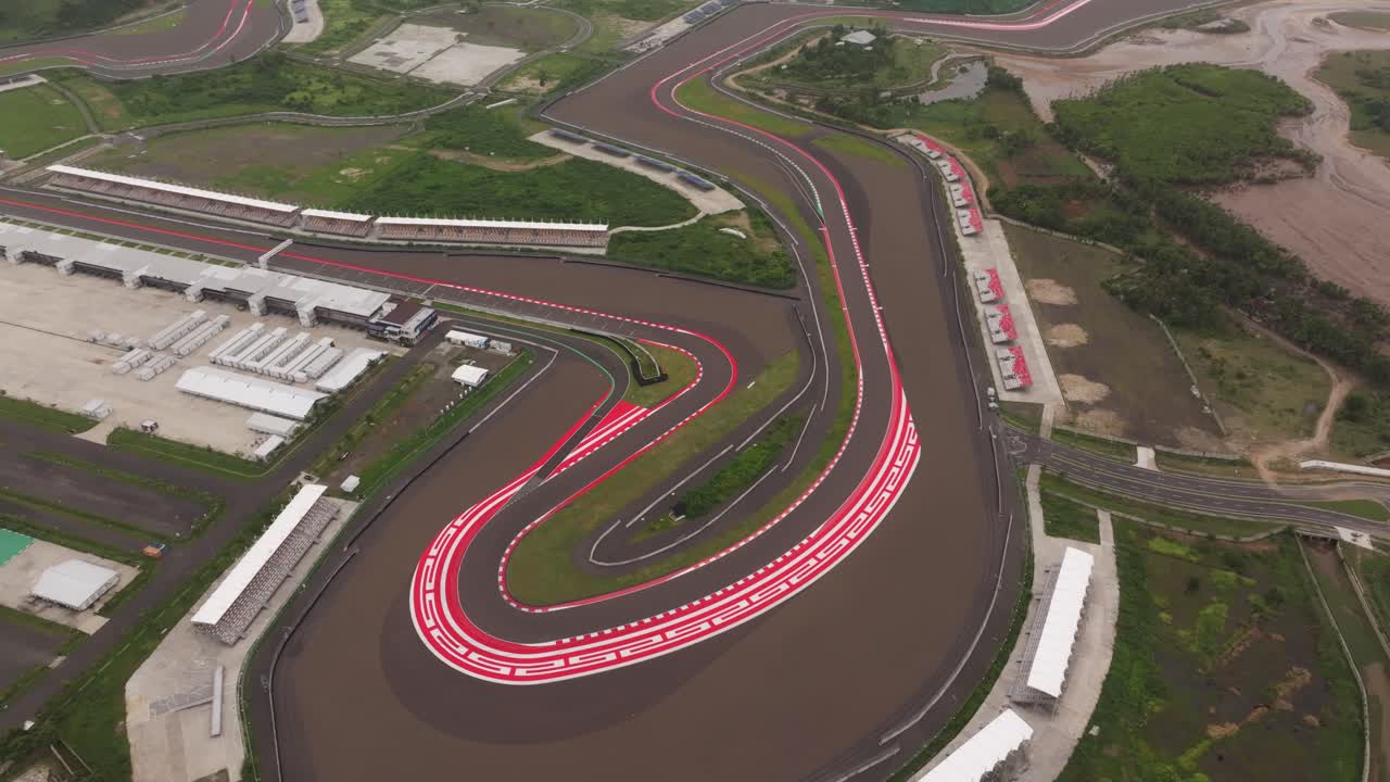 Las primeras luces iluminando el circuito de velocidad de Mandalika, Lombok, Indonesia