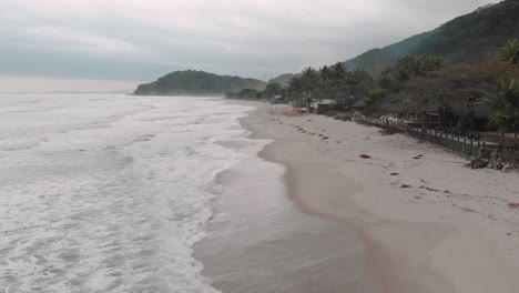 Seitliche-Drohnenaufnahmen-Vom-Strand,-Berg-Vor-Dem-Meer,-Bewölkter-Tag,-Wellen,-Landschaft-Von-Juquehy,-Ubatuba,-Nordküste-Von-São-Paulo,-Brasilien