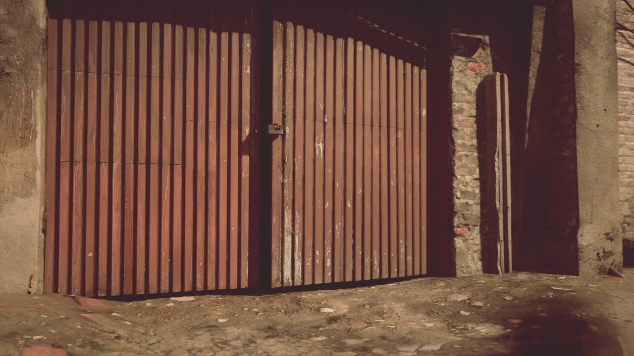 vieja puerta de madera marrón en un entorno rural