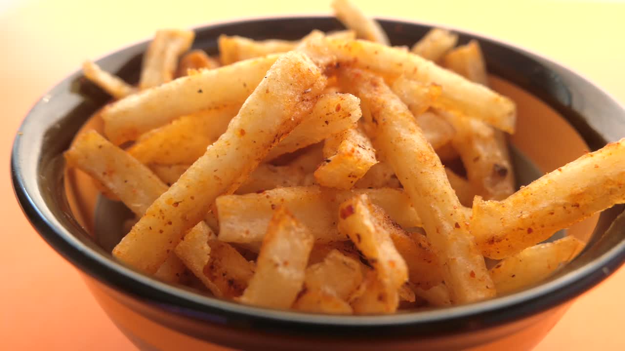 patatas fritas picantes y crujientes en un cuenco