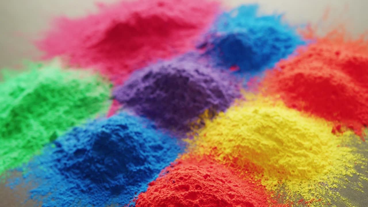 Video di primo piano di polveri multicolori con spazio per il testo su sfondo bianco