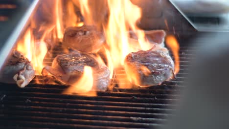 Ein-Filet-Mignon-Gegrillt,-Während-Speck-Fett-Verbrennt