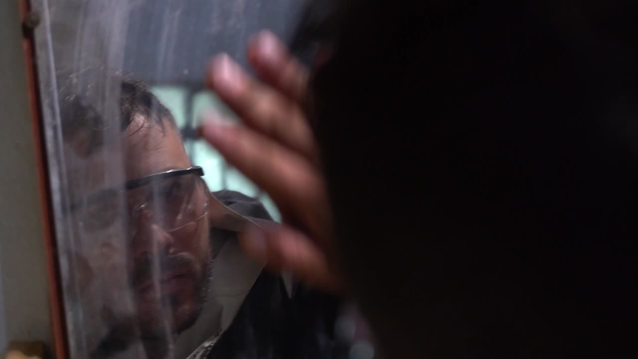 그곳에서 일하던 남자가 버려진 작업장을 방문하고 있습니다.