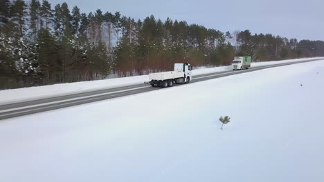 camión blanco en la autopista nevada