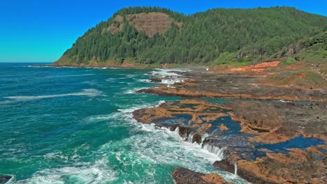 Ubicado-En-El-área-Escénica-De-Cabo-Perpetuo,-A-Solo-Tres-Millas-Al-Sur-De-Yachats-Oregon,-El-Pozo-De-Thor-Es-Un-Agujero-En-Forma-De-Cuenco-Excavado-En-La-Costa-De-Basalto-áspero.