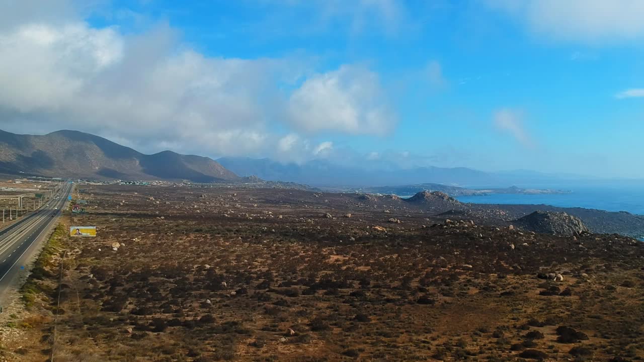 Veduta aerea di terra arida vicino al mare.