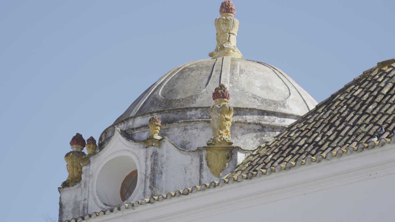 Vista del Museo Municipale di Faro che mostra la sua cupola distintiva e i dettagli architettonici.