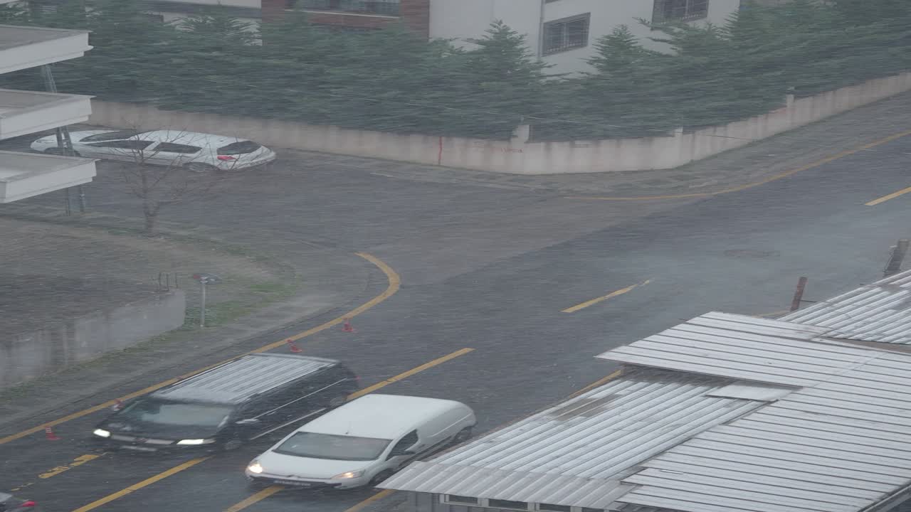 눈이 내리는 도시 거리 교차로