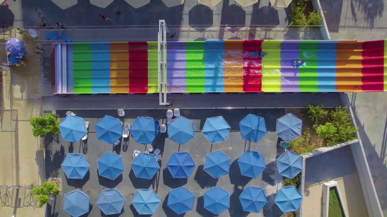 야미트 2000 워터 파크 홀론 의 어린이 들 을 위한 다채로운 슬라이드 - 위 에서 아래 로 보는 모습