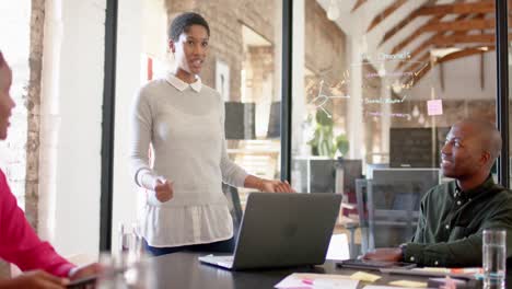 Afroamerikanische-Kollegen-Mit-Dokumenten-Auf-Dem-Tisch,-Die-Die-Arbeit-Im-Büro-Besprechen,-Zeitlupe