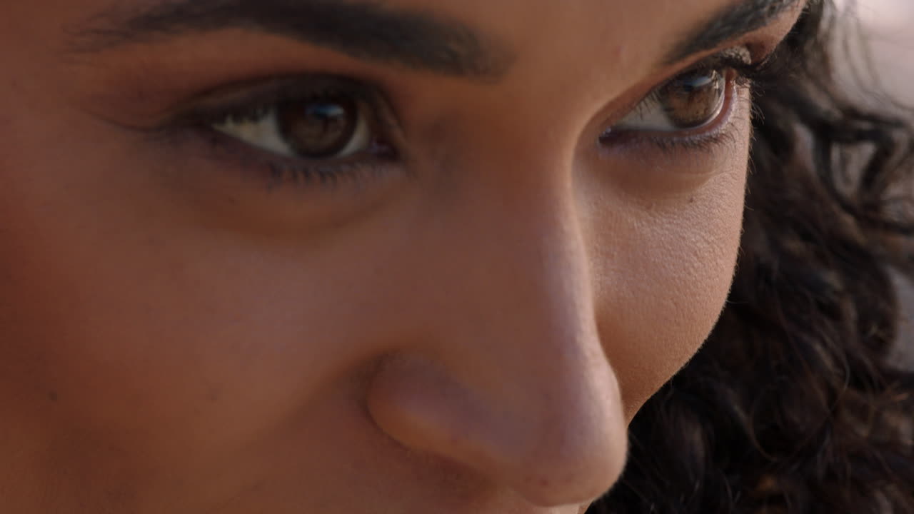 cerca ojos hermosos mujer hispana mirando la vista del océano disfrutando de la belleza natural contemplando el futuro disfrutando de la libertad