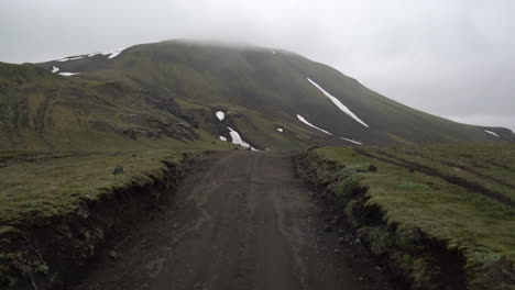 Geländewagen-Fährt-Auf-Unbefestigter-Straße-Nach-Landmanalaugar-Im-Isländischen-Hochland.