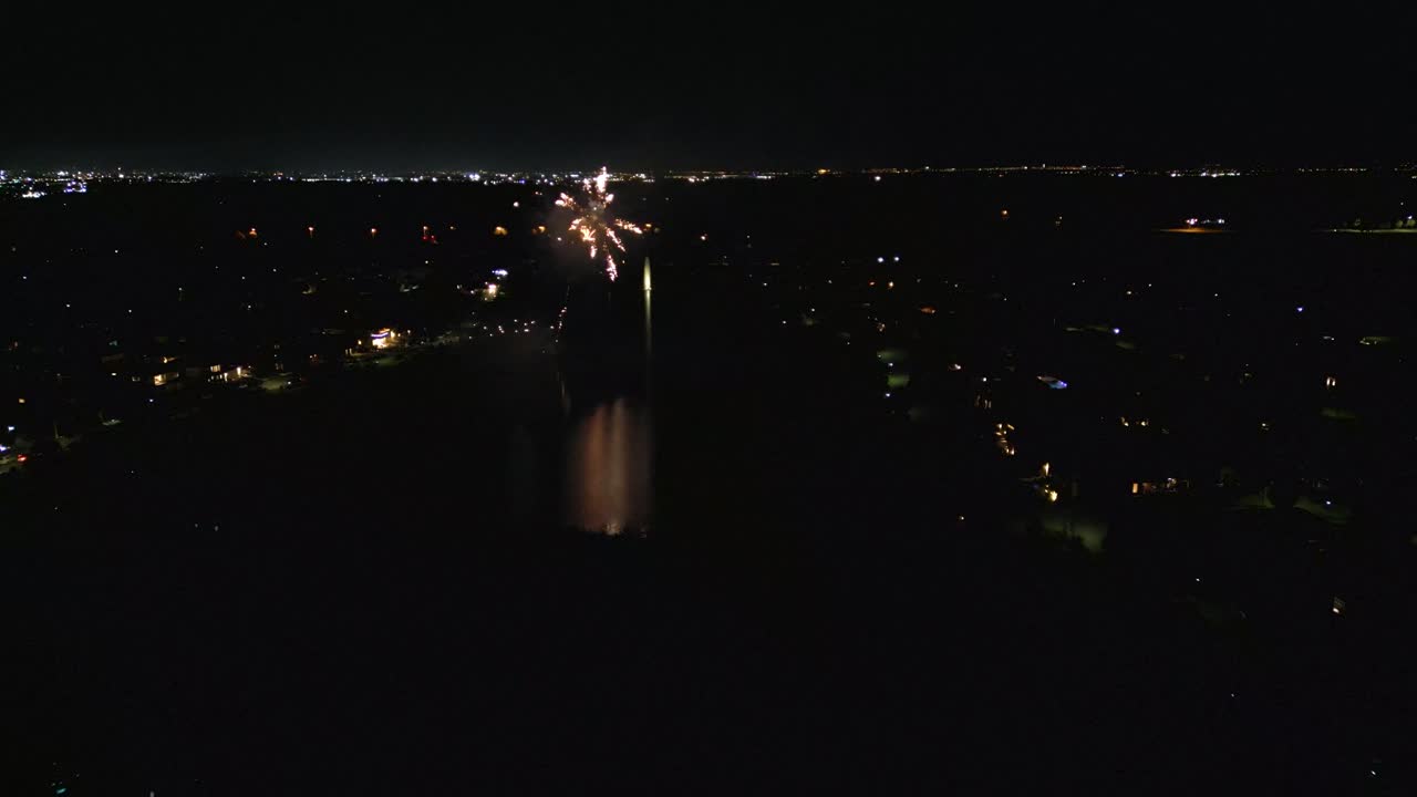 fuegos artificiales estallando en la noche