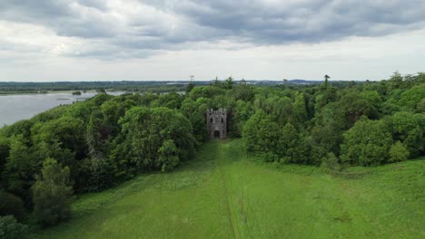 Luftaufnahme-Des-Gotischen-Bogens-Im-Belvedere-Hausgarten