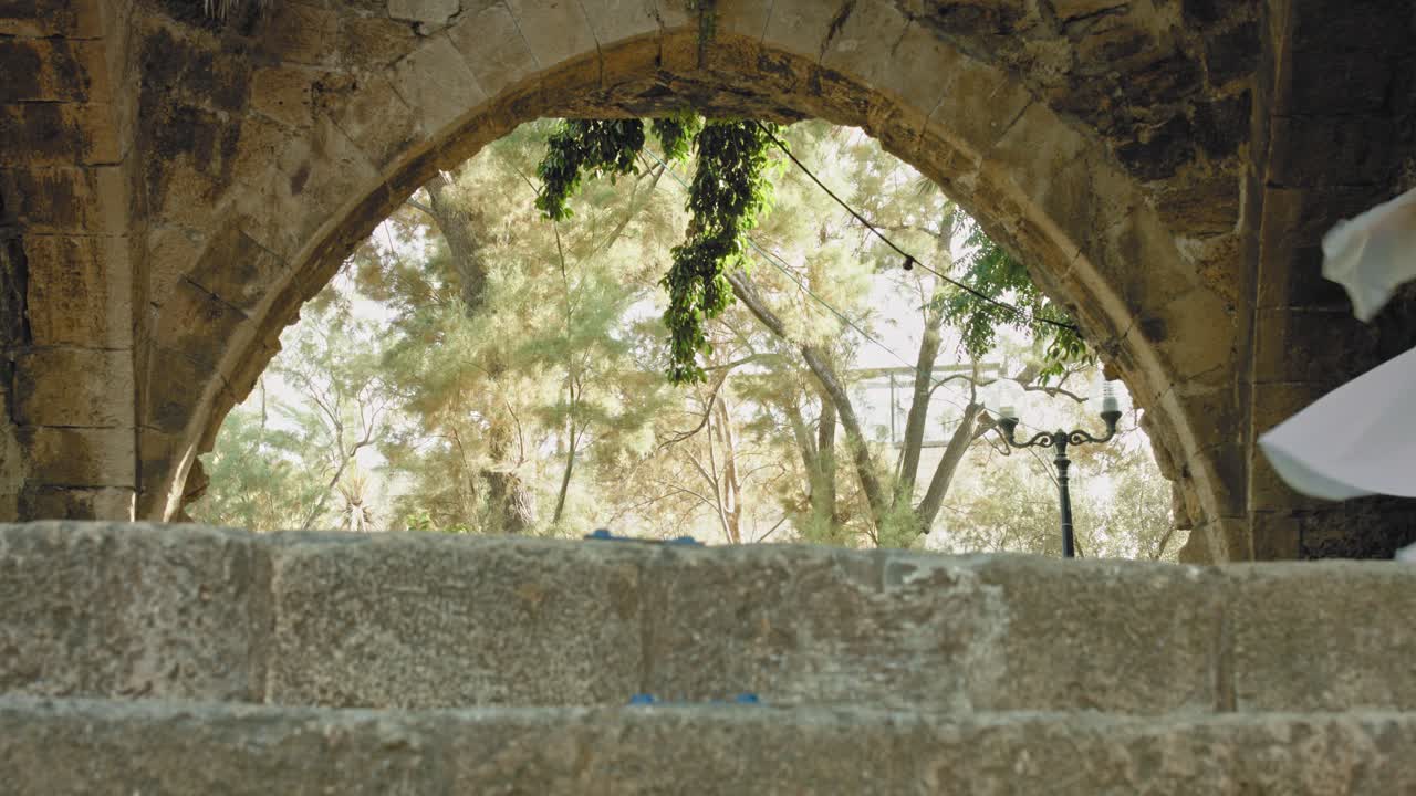 girando con un vestido blanco en el cuadro 2