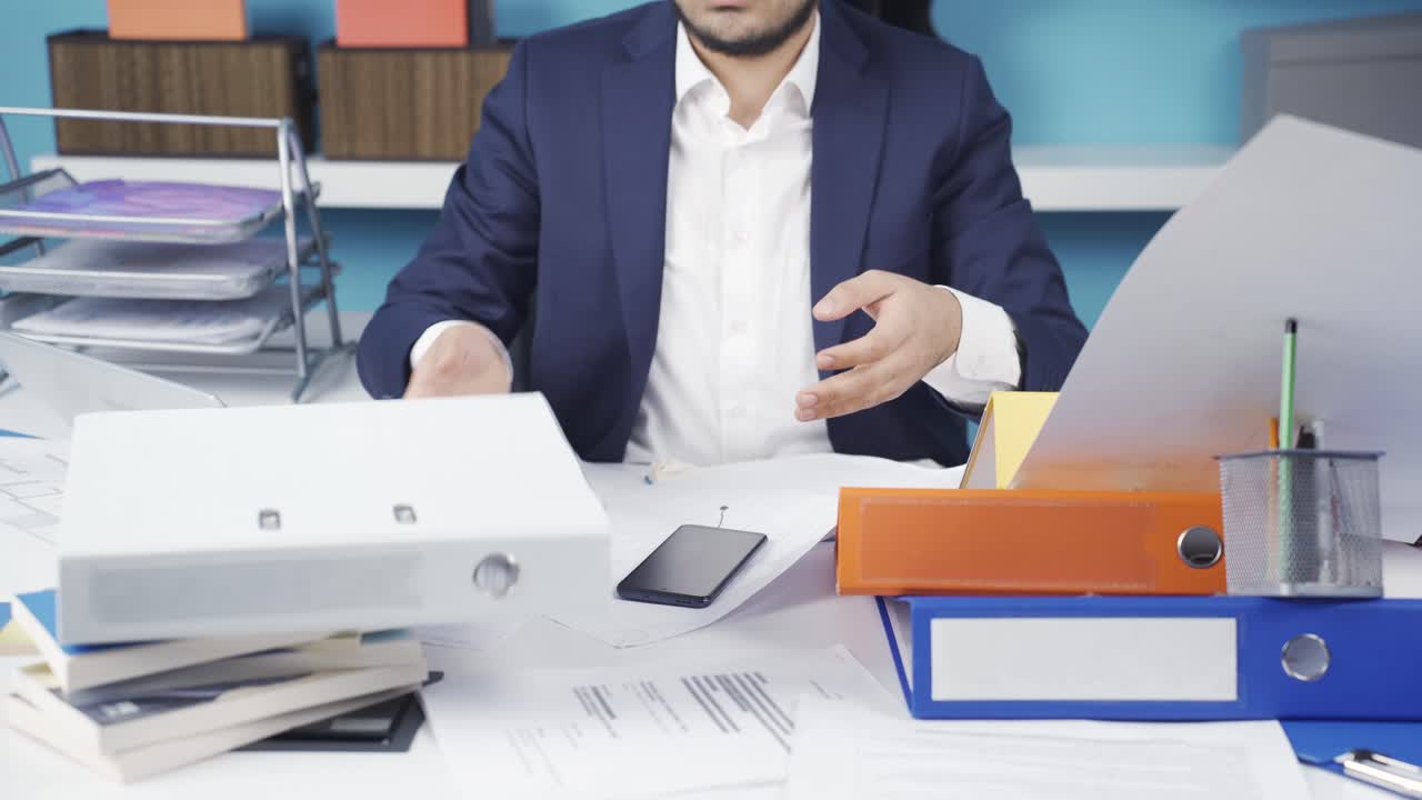 el empleado de oficina perezoso es imprudente y enojado.