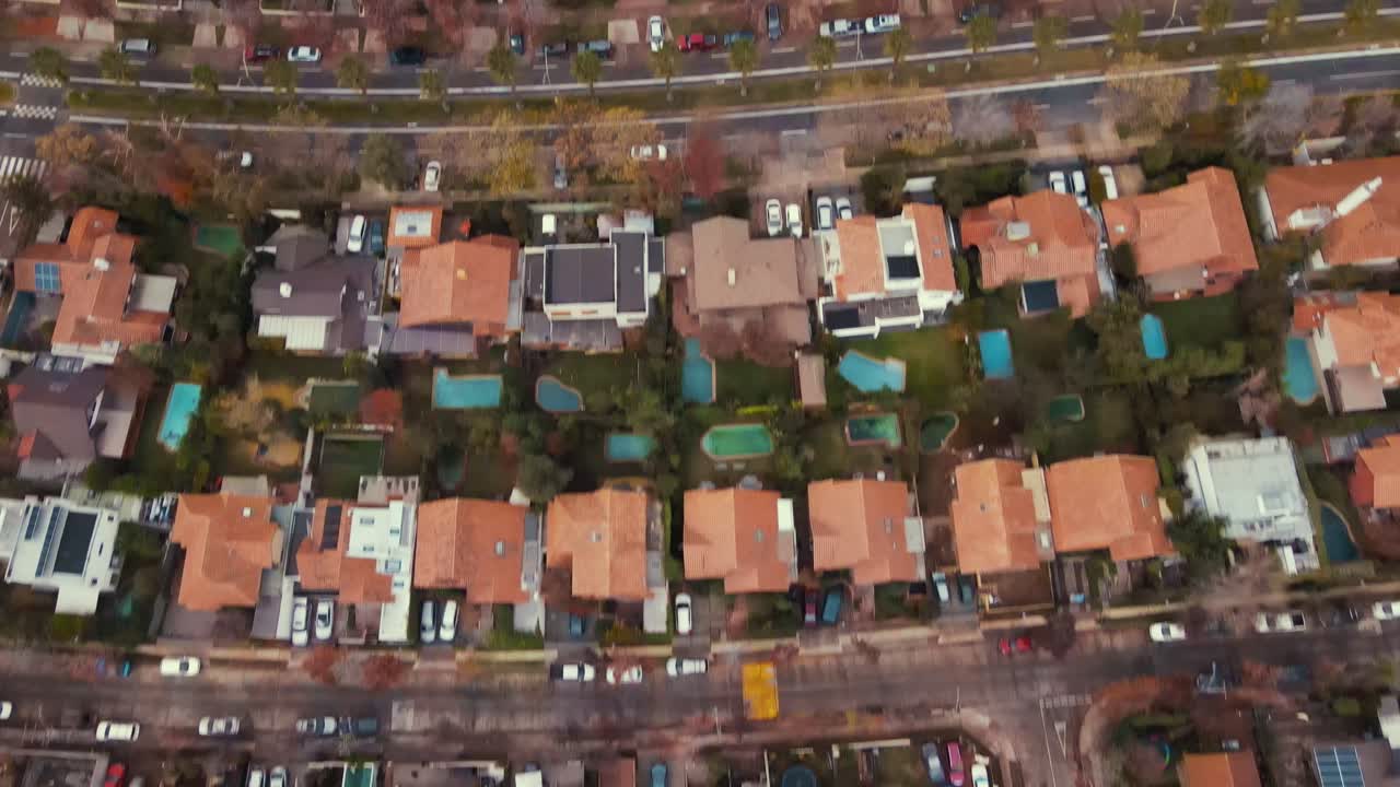 antena a alta velocidad sobre tejados naranjas de casas de barrio-4k