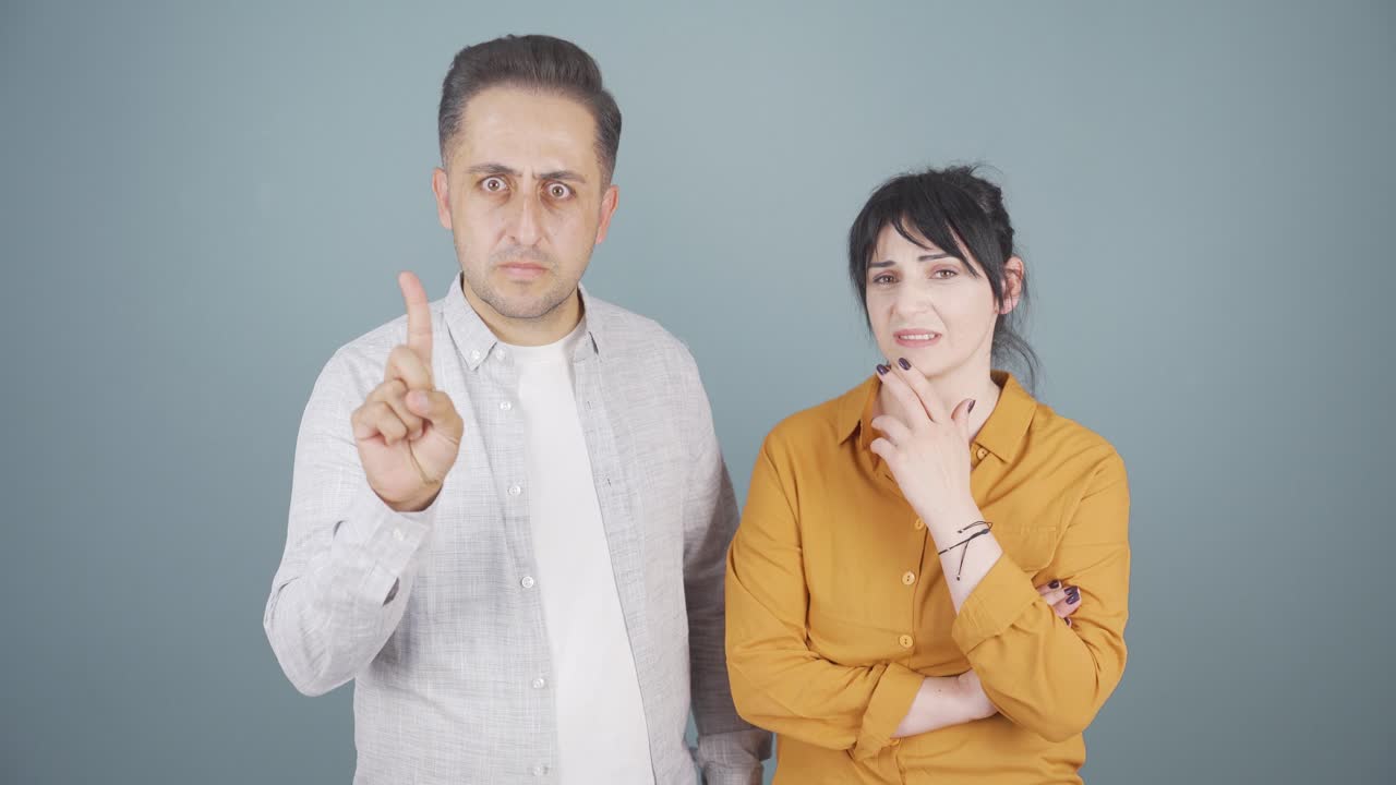 커플에게 엄격한 경고를 드립니다.