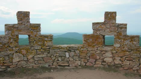 Panorámica-Lentamente-A-Través-De-La-Muralla-Histórica-Medieval,-Ruinas-Y-Restos-Del-Castillo-Begur-En-Costa-Brava,-España