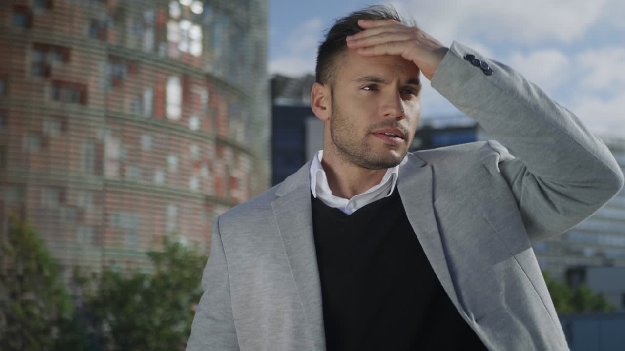 거리에서 고 있는 사업가