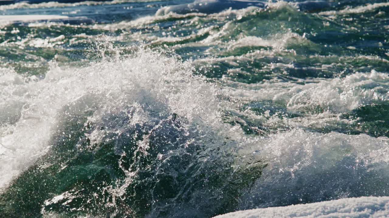 Les vagues déferlent et s’écrasent sur le rivage doré au coucher du soleil, créant un spectacle éblouissant de lumière et de mouvement dans l’eau. L’atmosphère tranquille invite à la détente et à la réflexion.