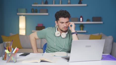 estudiante masculino viendo información y contenido útil.