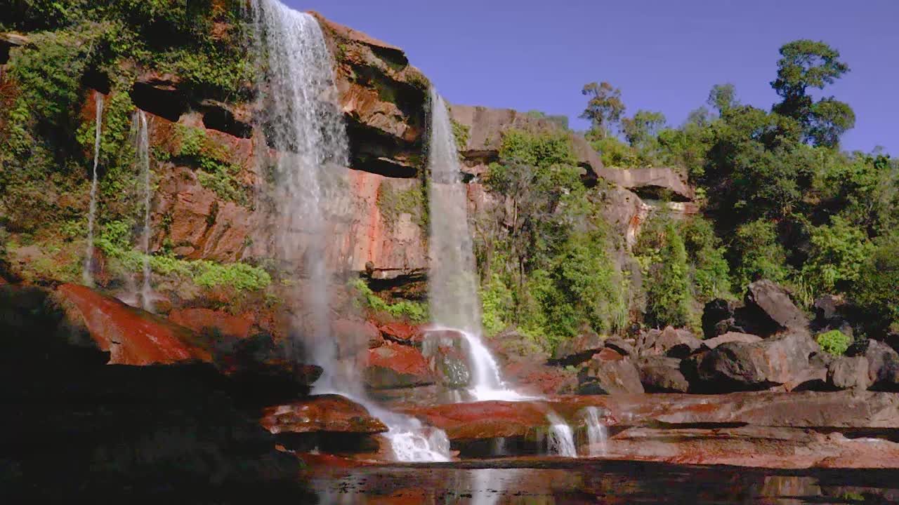 cascada natural prístina que cae desde la cima de la montaña en el día desde un ángulo bajo video tomado en phe phe fall meghalaya india