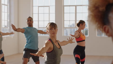 Yoga-Kursgruppe-Junger-Gesunder-Menschen,-Die-Kriegerpose-Praktizieren-Und-Den-Fitness-Lebensstil-Genießen-Und-Bei-Sonnenaufgang-Im-Studio-Trainieren