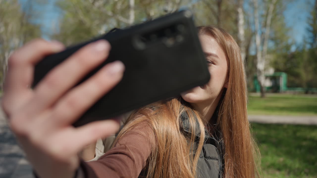 야외에서 셀카를 찍는 여성 그룹, 아름다운 야외 환경에서 셀카를 찍는 여성들의 클로즈업, 부드러운 배경의 자연 경관을 배경으로 셀카를 찍기 위해 포즈를 취하는 여성 친구 그룹