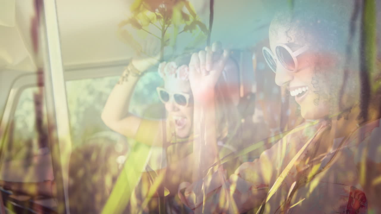 ⁇ 은 날 차 안에서 웃는 여자 들 위 를 움직이는 잔디 의 애니메이션